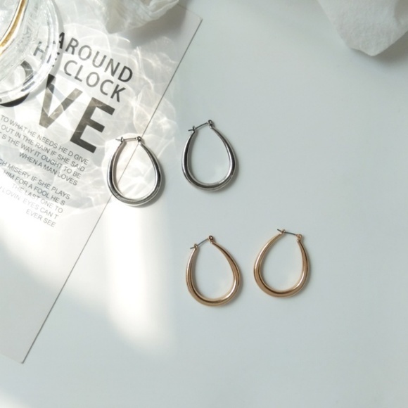 Minimalist Hoop Earring Silver - Picture 4 of 8